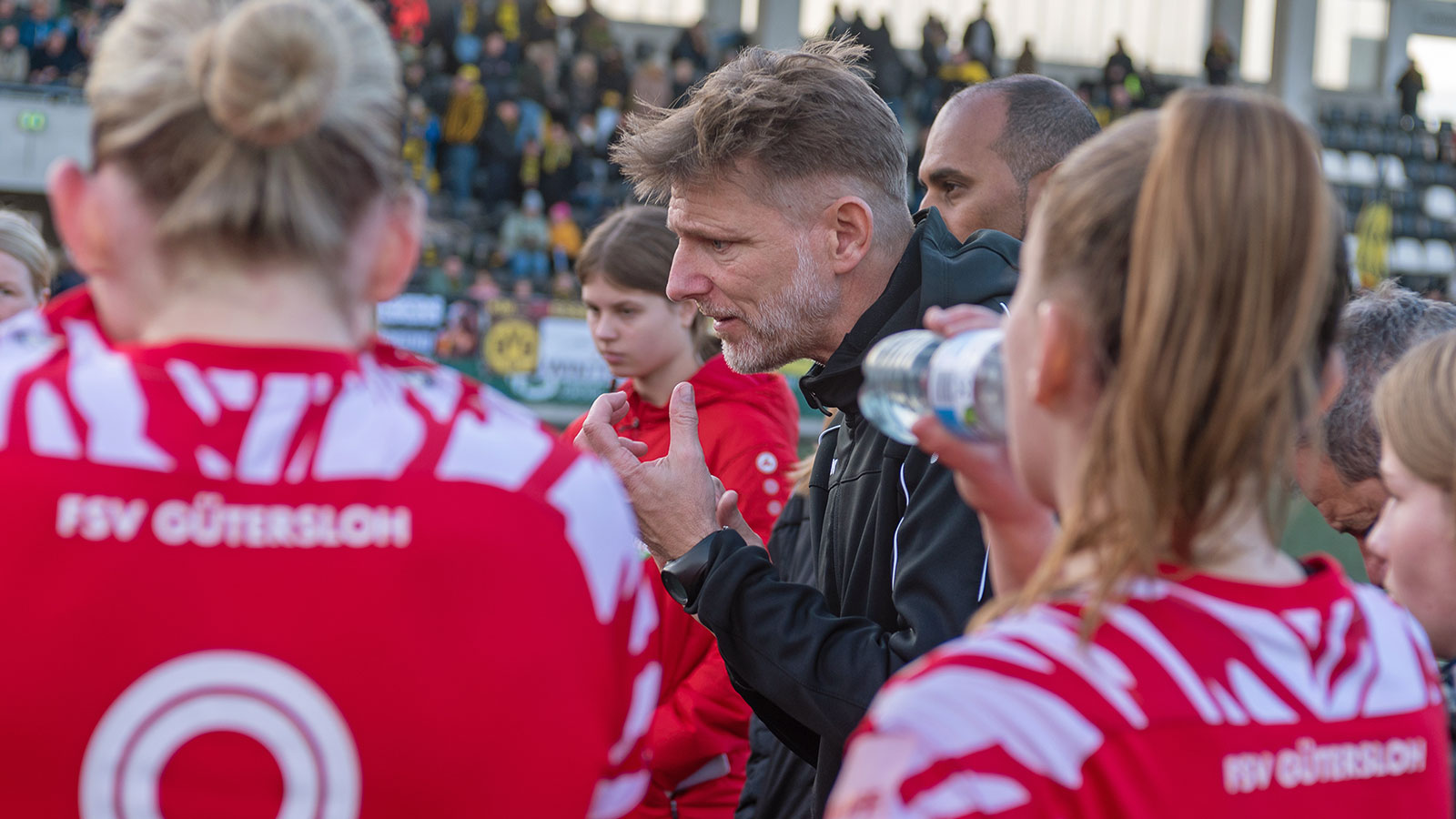 FSV-Cheftrainer Mark Oliver Stricker im Mannschaftskreis. (Foto: Boris Kessler / FSV Gütersloh 2009)