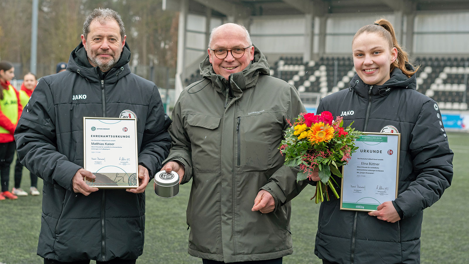 Elina Büttner (rechts) und Matthias Kaiser (links) mit FSV-Geschäftsführer Michael Horstkötter. (Foto: Boris Kessler / FSV Gütersloh 2009)