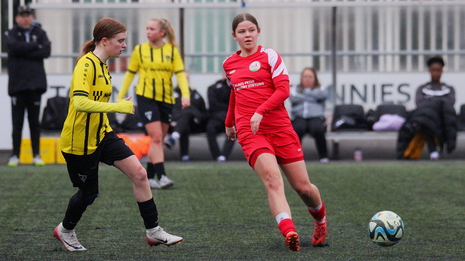 FSV-Nachwuchsspielerin Johanna Braune im Duell gegen Alemannia Aachen. (Foto: Tina Haag / FSV Gütersloh 2009)