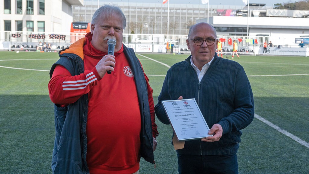 Jürgen Tönsfeuerborn, Vorsitzender des Kreisjugendausschusses im FLVW-Kreis Gütersloh, und FSV-Geschäftsführer Michael Horstkötter. (Foto: Boris Kessler / FSV GÜtersloh 2009)