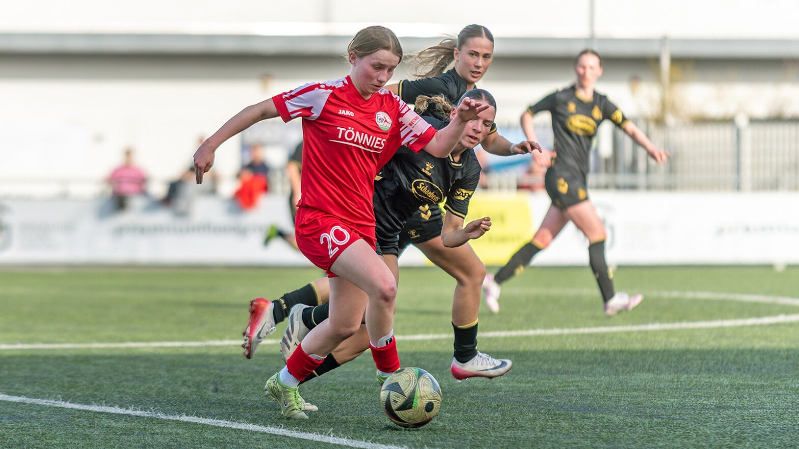 Anna–Sophie Schindler im Regionalliga-Duell gegen den 1. FC Köln II. (Foto: Boris Kessler / FSV Gütersloh 2009)