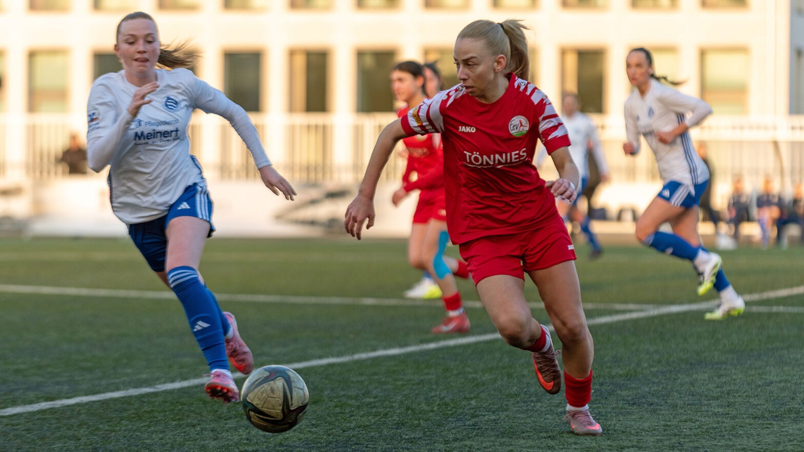 Elanur Topal in der Westfalenliga-Partie gegen die DJK VfL Billerbeck. (Foto: Boris Kessler / FSV Gütersloh 2009)