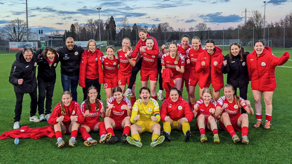 Jubel in Ibbenbüren: Der FSV Gütersloh steht im Halbfinale des Westfalenpokals. (Foto: FSV Gütersloh 2009)