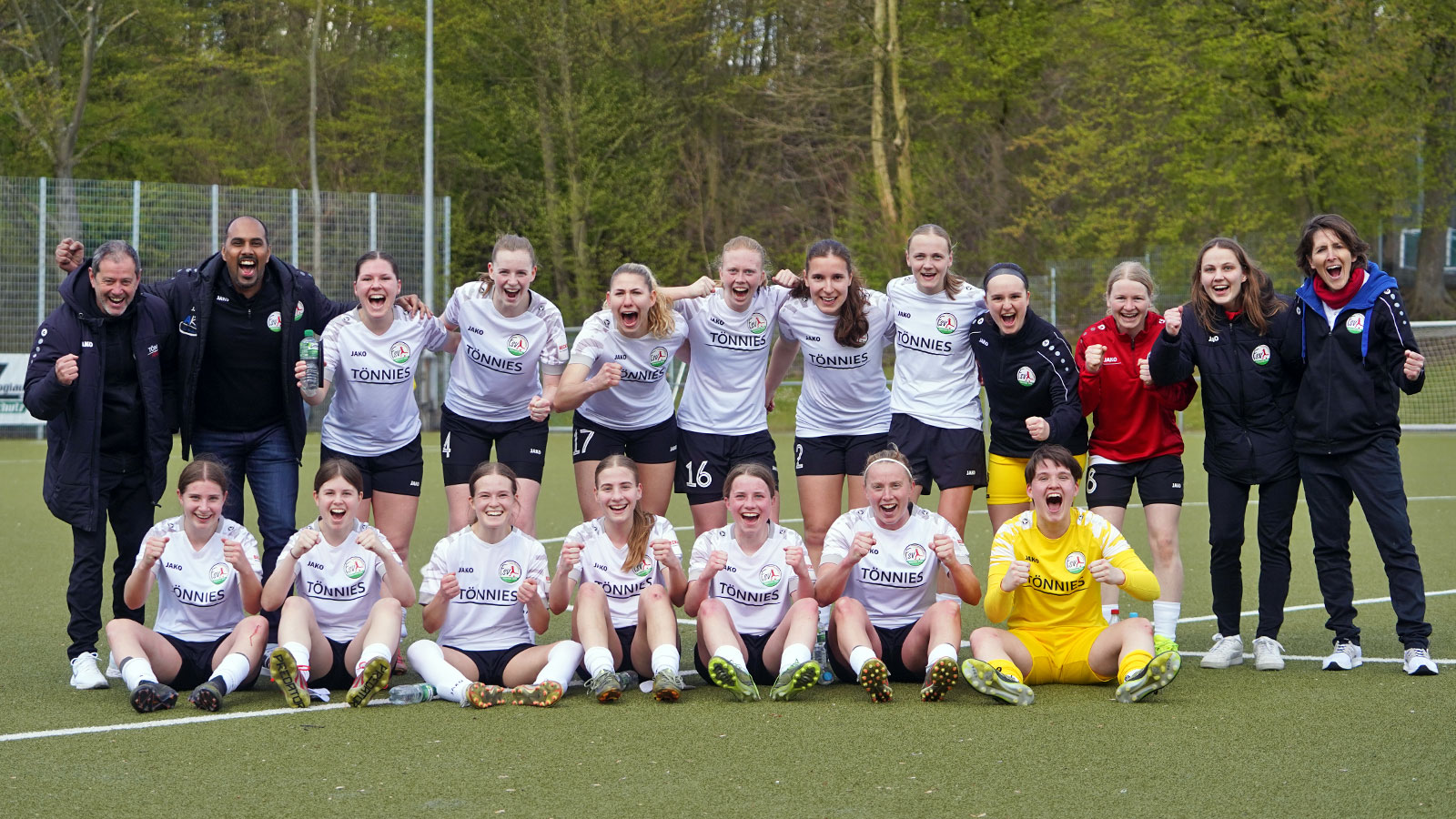 Jubel in der Regionalliga: FSV Gütersloh gewinnt bei der SGS Essen. (Foto: Aleks Czapla / FSV Gütersloh 2009)