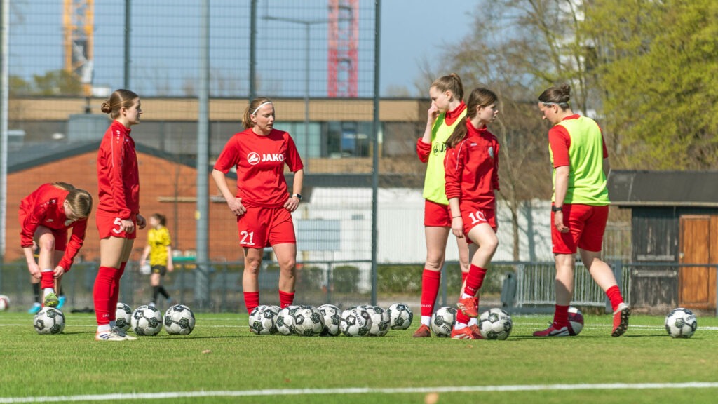 Spielerinnen des FSV-Regionalligateams beim Aufwärmen. (Foto: Boris Kessler / FSV Gütersloh 2009)