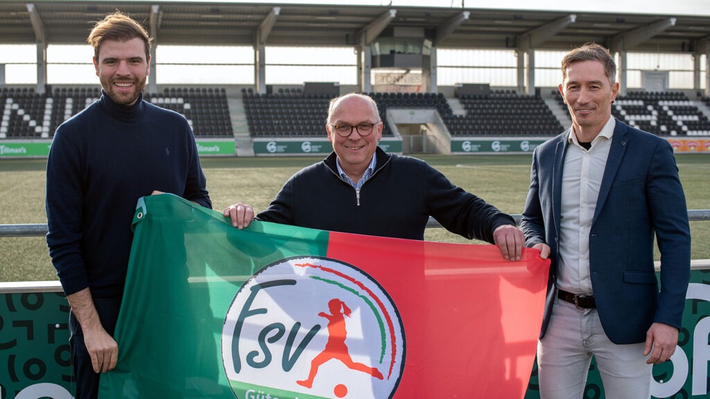 Max Tönnies (Geschäftsführender Gesellschafter, PFG) mit Michael Horstkötter (Geschäftsführer, FSV) und Patryk Pylinski (Stellv. Geschäftsführer, FSV). (Foto: Boris Kessler / FSV Gütersloh 2009)