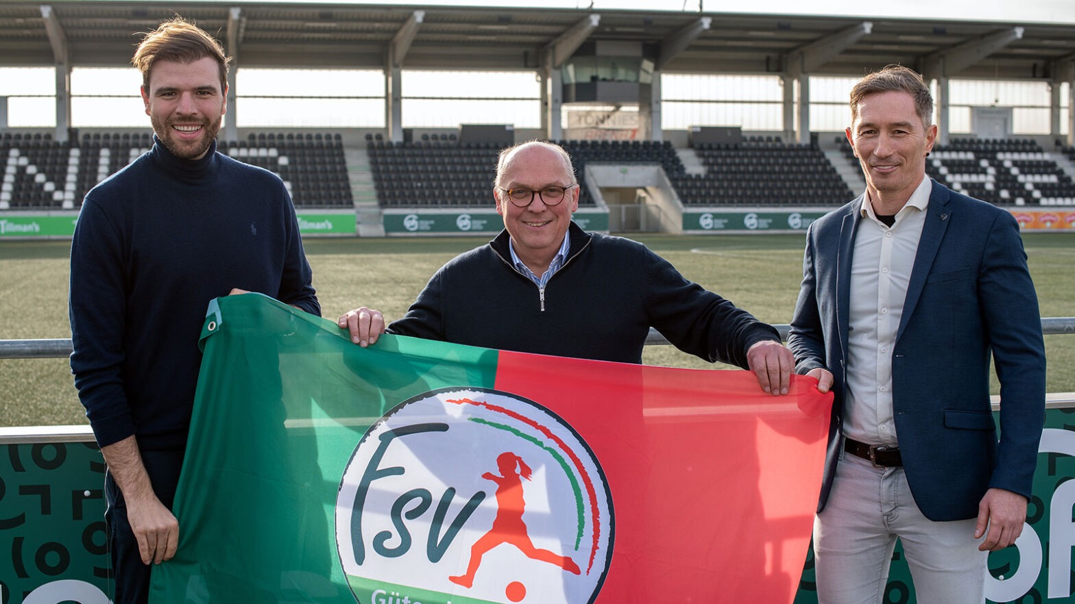 Max Tönnies (Geschäftsführender Gesellschafter, PFG) mit Michael Horstkötter (Geschäftsführer, FSV) und Patryk Pylinski (Stellv. Geschäftsführer, FSV). (Foto: Boris Kessler / FSV Gütersloh 2009)