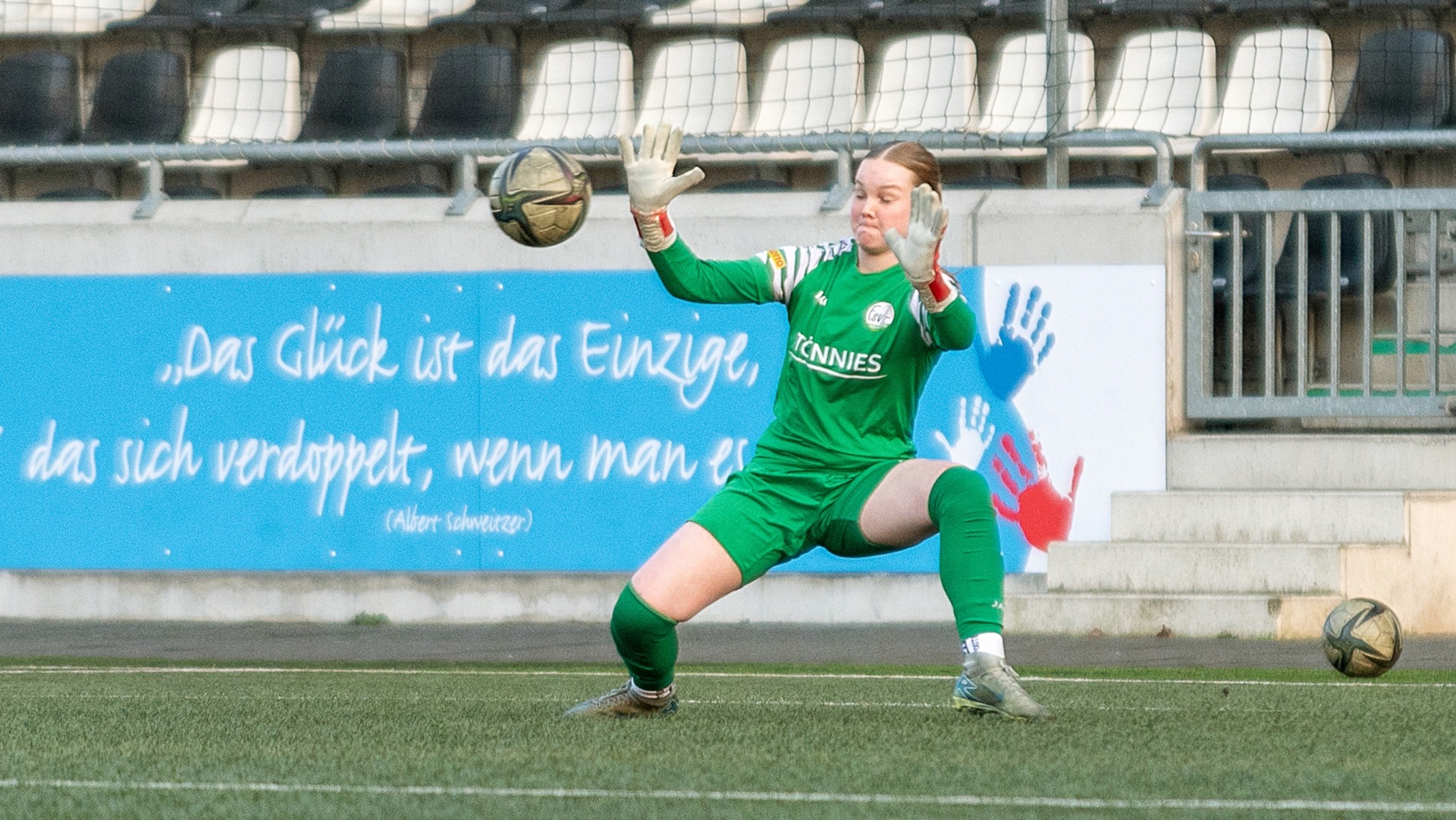 Torhüterin Celina Seggelmann im Einsatz für die "Zweite" des FSV. (Foto: Boris Kessler / FSV Gütersloh 2009)