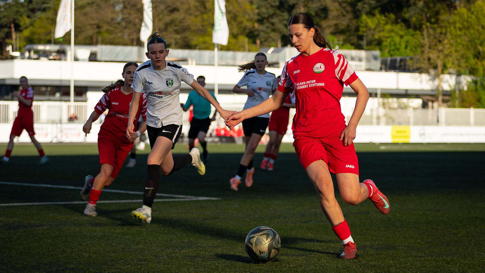 B-Juniorinnen-Westfalenpokal in der Tönnies-Arena: Friederike Ladage im Duell gegen den SC Westfalia Kinderhaus. (Foto: Michael Meßmann / FSV Gütersloh 2009)
