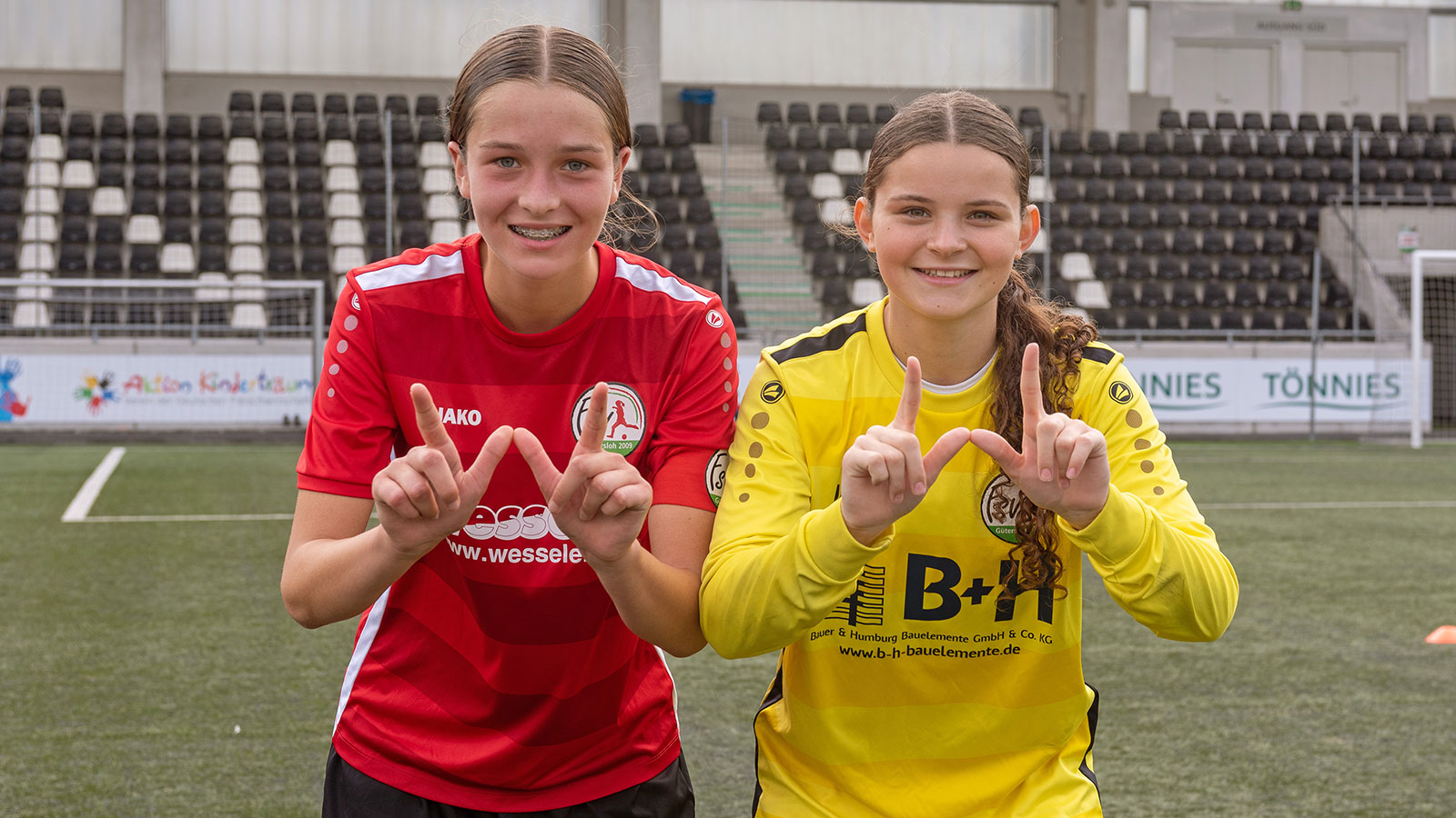 FSV-Nachwuchsspielerinnen Leandra Stienhans und Paula Rowny. (Foto: Boris Kessler / FSV Gütersloh 2009)