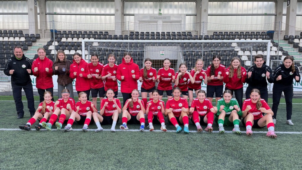 Große Freude bei der U16 des FSV nach dem starken Unentschieden gegen den Spitzenreiter. (Foto: Wolfgang Temme / FSV Gütersloh 2009)
