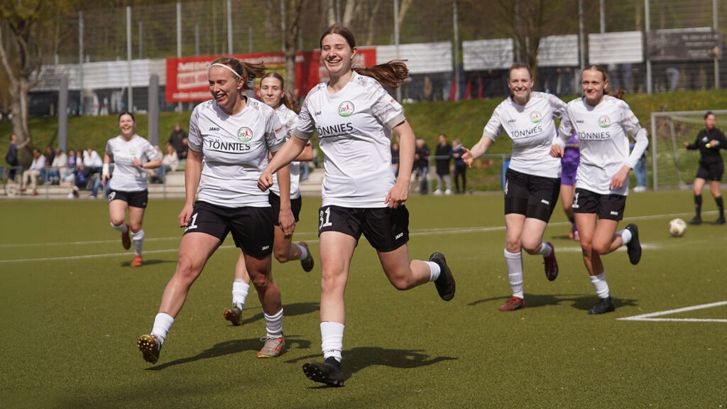 Hannah Leßner (Mitte) ist eine der „jungen Wilden“ im Regionalliga-Team des FSV. (Foto: Aleks Czapla / FSV Gütersloh 2009)