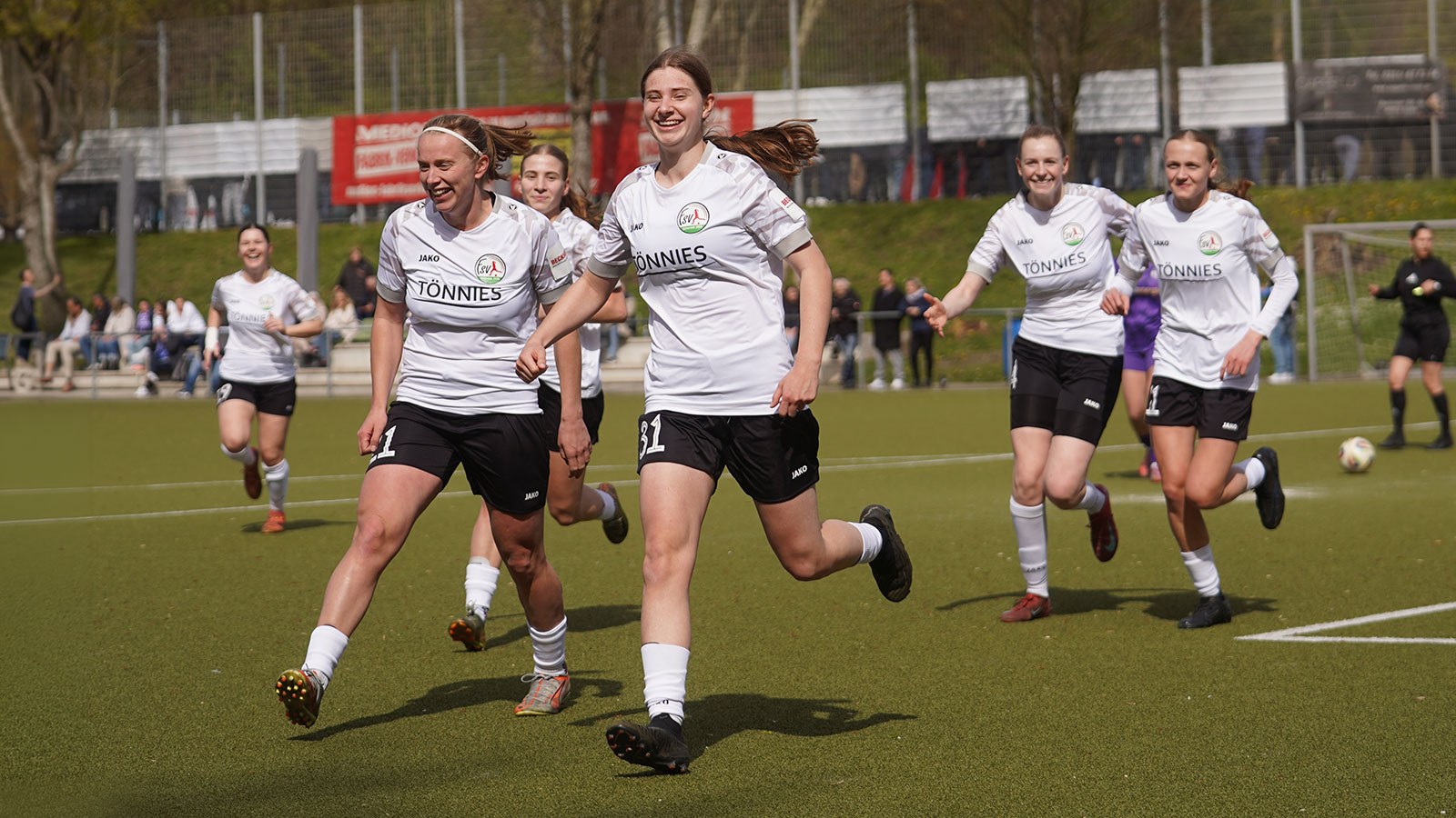 Hannah Leßner (Mitte) ist eine der „jungen Wilden“ im Regionalliga-Team des FSV. (Foto: Aleks Czapla / FSV Gütersloh 2009)
