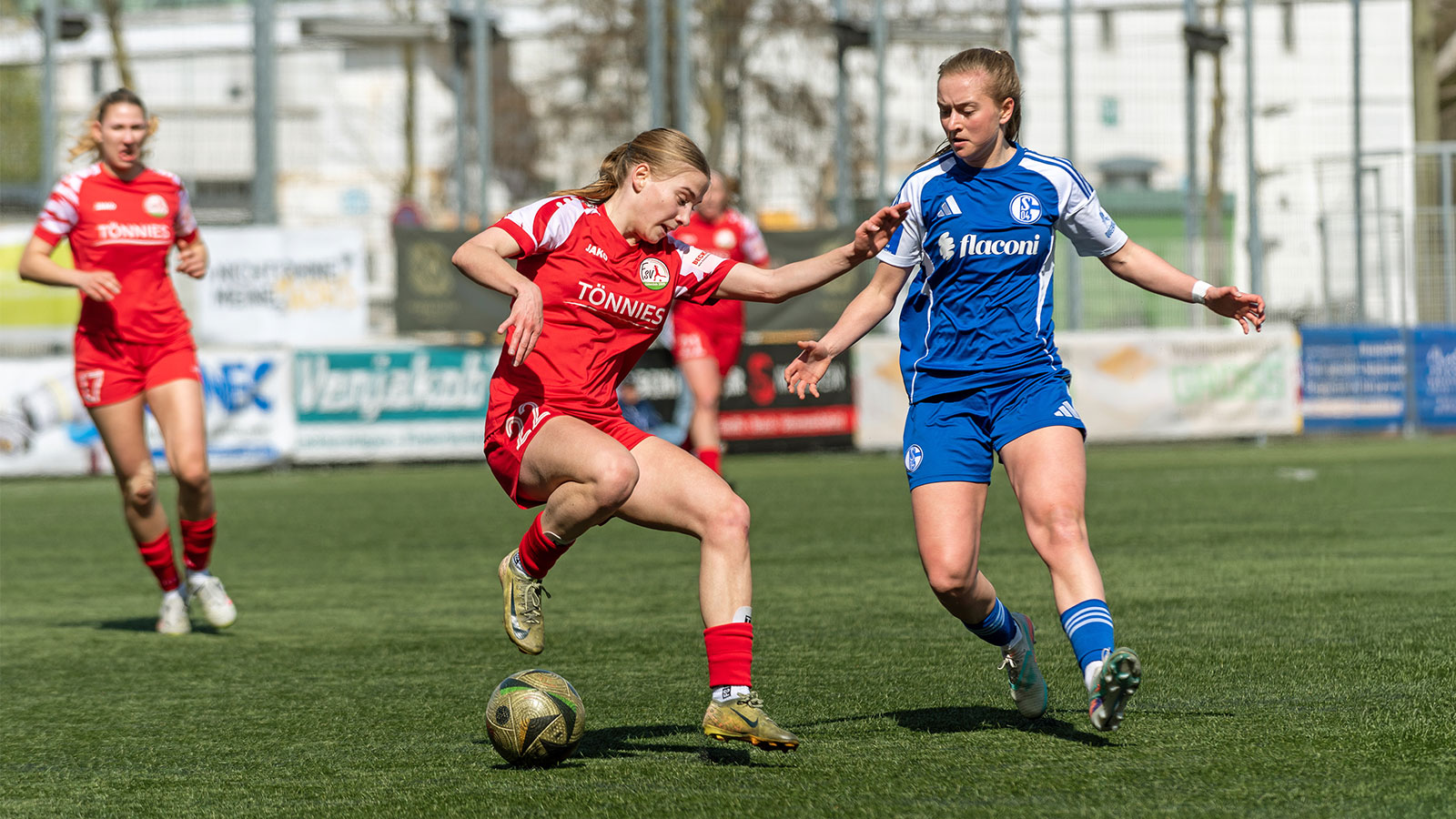 Anna Stockmann im Westfalenpokal-Halbfinale gegen den FC Schalke 04. (Foto: Boris Kessler / FSV Gütersloh 2009)