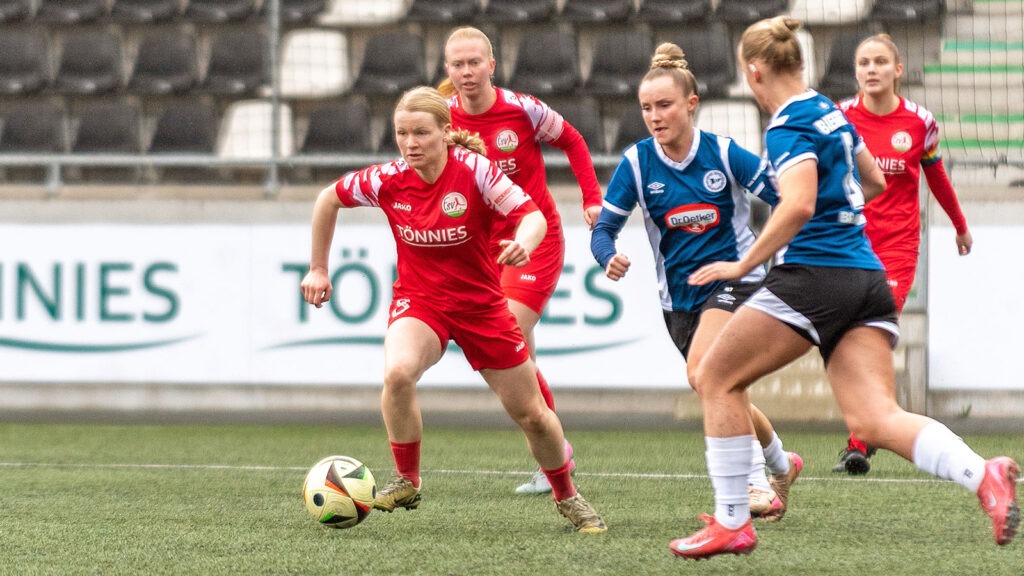 Anna-Lena Meier im Regionalliga-Hinspiel gegen Arminia Bielefeld. (Foto: Boris Kessler / FSV Gütersloh 2009)