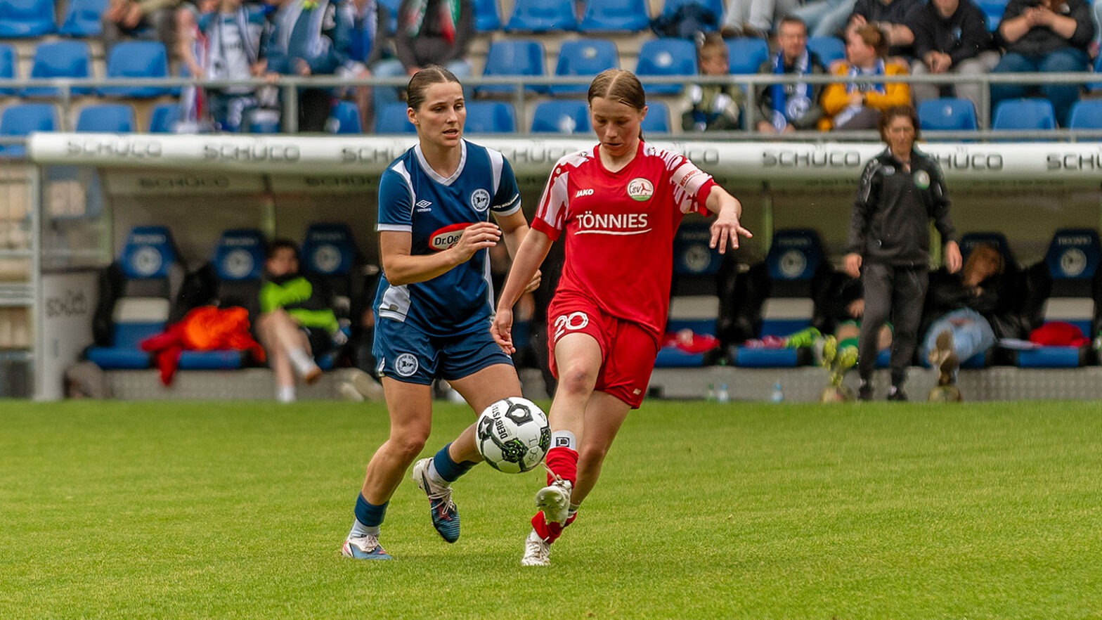 Ostwestfalen-Derby in der SchücoArena: Anna-Sophie Schindler im Duell gegen Arminia Bielefeld. (Foto: Boris Kessler / FSV Gütersloh 2009)