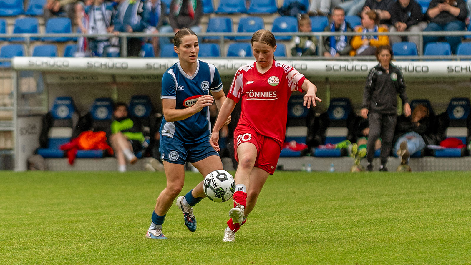 Ostwestfalen-Derby in der SchücoArena: Anna-Sophie Schindler im Duell gegen Arminia Bielefeld. (Foto: Boris Kessler / FSV Gütersloh 2009)