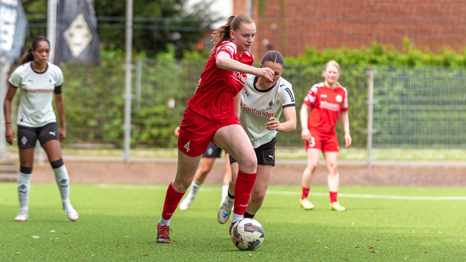 Emma Bendix im Regionalliga-Duell bei Borussia Mönchengladbach II. (Foto: Boris Kessler / FSV Gütersloh 2009)