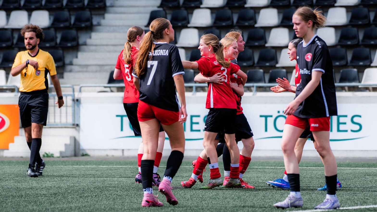 Torschützin Nele Burstein feiert mit ihren Mitspielerinnen das 1:0 gegen TuS Saxonia Münster. (Foto: Tobias Keuter / FSV Gütersloh 2009)