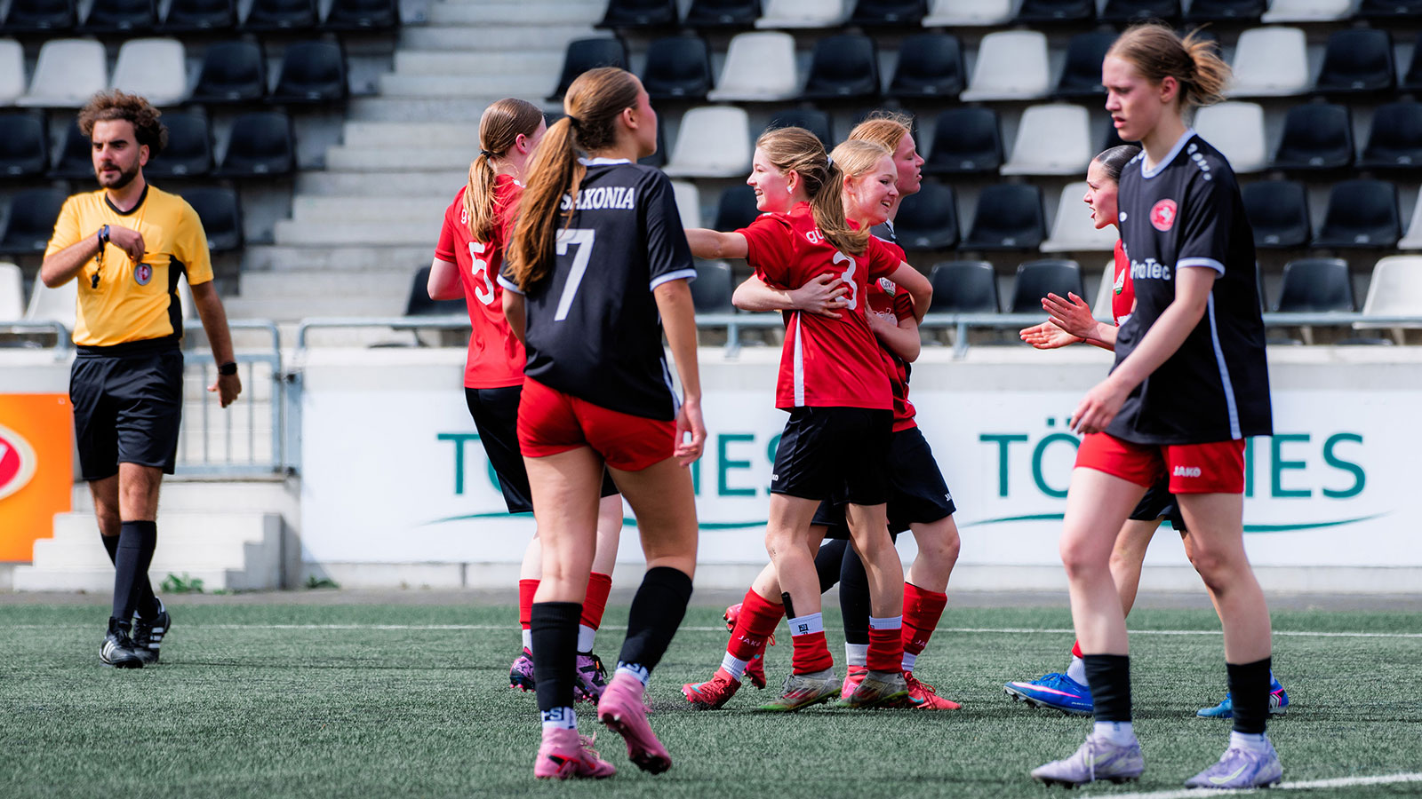 Torschützin Nele Burstein feiert mit ihren Mitspielerinnen das 1:0 gegen TuS Saxonia Münster. (Foto: Tobias Keuter / FSV Gütersloh 2009)