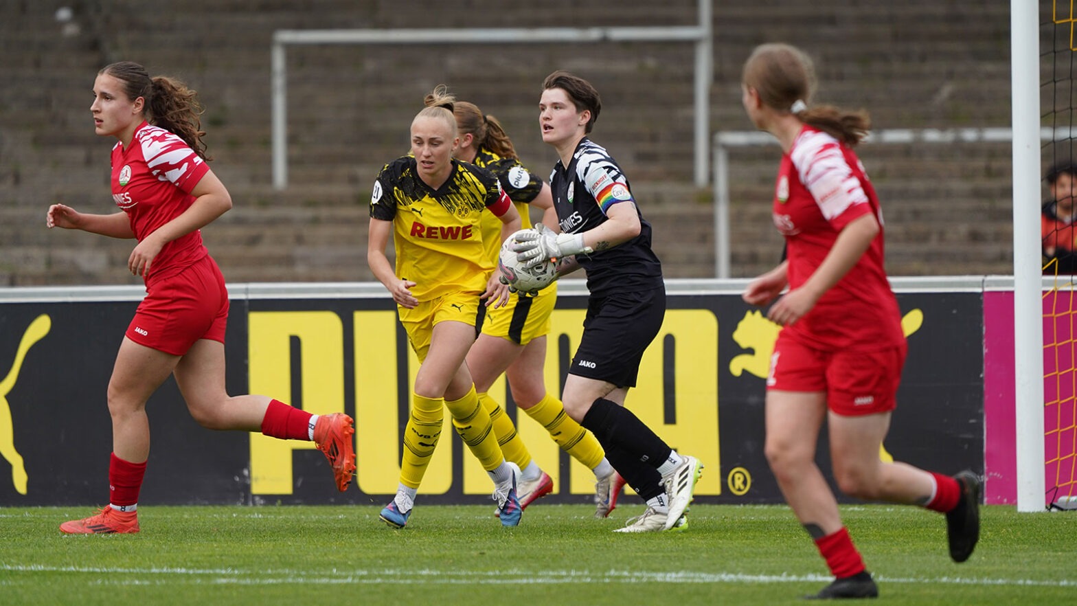 FSV-Torhüterin Leah Blome im Regionalliga-Duell bei Borussia Dortmund. (Foto: Aleks Czapla / FSV Gütersloh 2009)