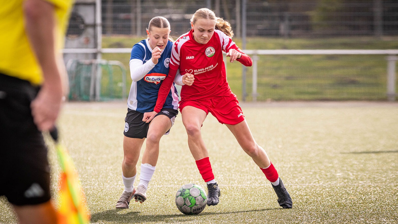 Merle Rohden im Duell gegen die U17 des DSC Arminia Bielefeld. (Foto: Marina Brüning / FSV Gütersloh 2009)
