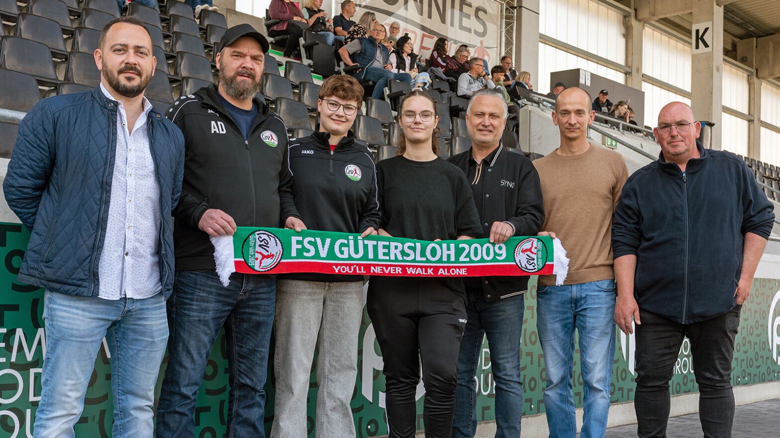 Neue Impulse für die Nachwuchsförderung: Die neuen U13- und U15-Trainerinnen des FSV mit Jugendleiter Ralf Philipper (re.) und dem stellv. Jugendleiter Andreas Dobrzanski (2.v.li.). (Foto: Boris Kessler / FSV Gütersloh 2009)