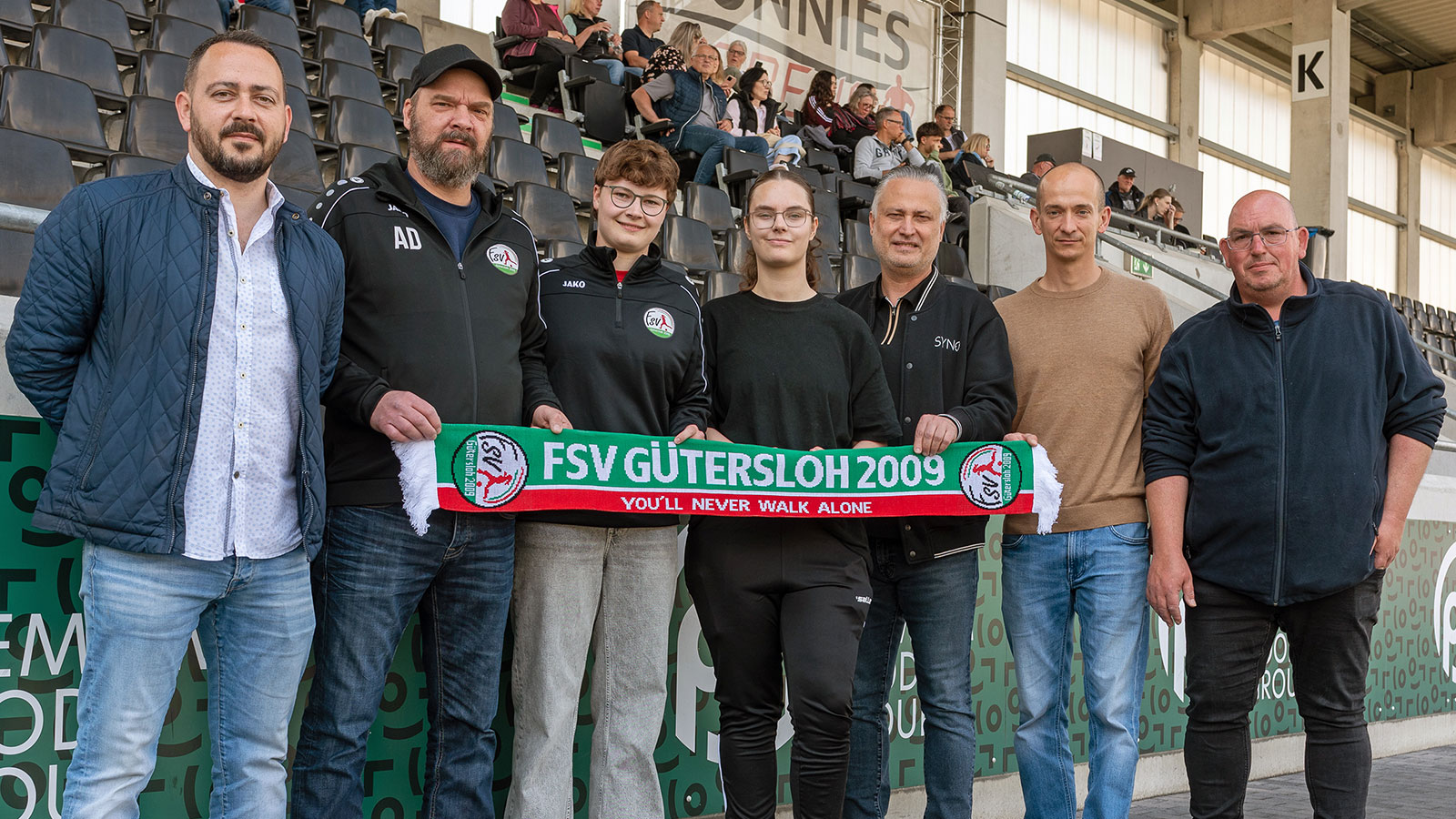 Neue Impulse für die Nachwuchsförderung: Die neuen U13- und U15-Trainerinnen des FSV mit Jugendleiter Ralf Philipper (re.) und dem stellv. Jugendleiter Andreas Dobrzanski (2.v.li.). (Foto: Boris Kessler / FSV Gütersloh 2009)