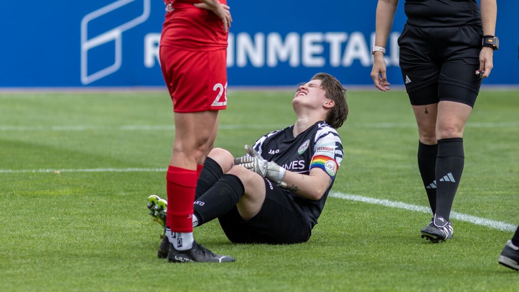 Schockmoment in Dortmund: FSV-Torhüterin Leah Blome verletzt sich am Knie. (Foto: Dennis Seelige / FSV Gütersloh 2009)