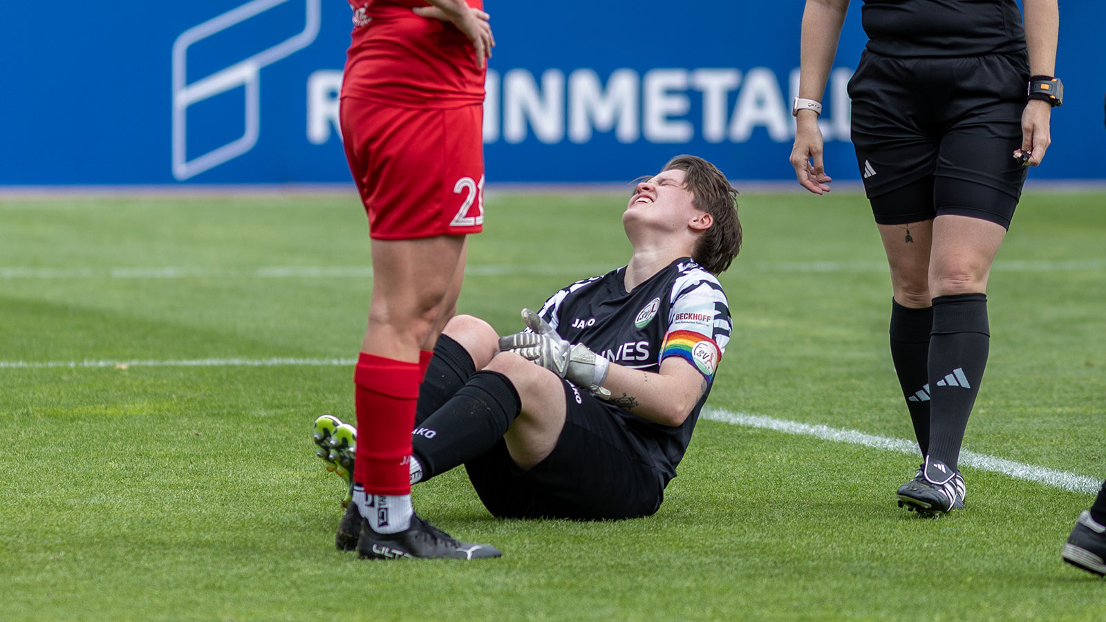 Schockmoment in Dortmund: FSV-Torhüterin Leah Blome verletzt sich am Knie. (Foto: Dennis Seelige / FSV Gütersloh 2009)