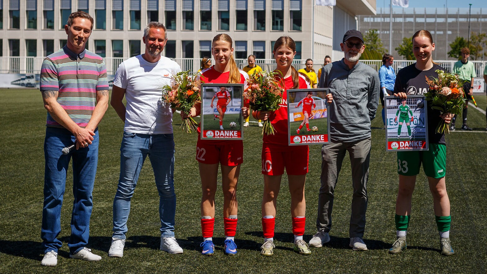 Der FSV Gütersloh bedankt sich bei Anna Stockmann, Greta Hohensee und Celina Seggelmann. (Foto: Michael Meßmann / FSV Gütersloh 2009)