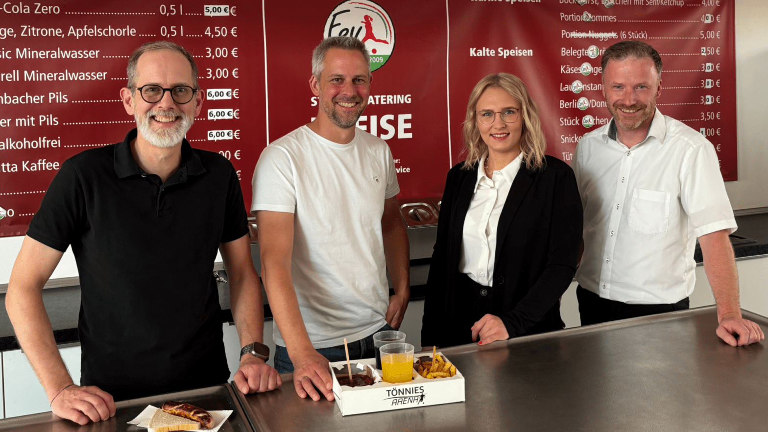 Freuen sich auf die Fortsetzung der erfolgreichen Zusammenarbeit (v. l.): Dirk Strauß (2. Vorsitzender FSV Gütersloh), Christian Zens (1. Vorsitzender FSV Gütersloh), Angelina von Ow (Projektleiterin Event & Catering NOABELLE), Tobias Neumann (Gründer und Inhaber NOABELLE) Foto: FSV Gütersloh 2009