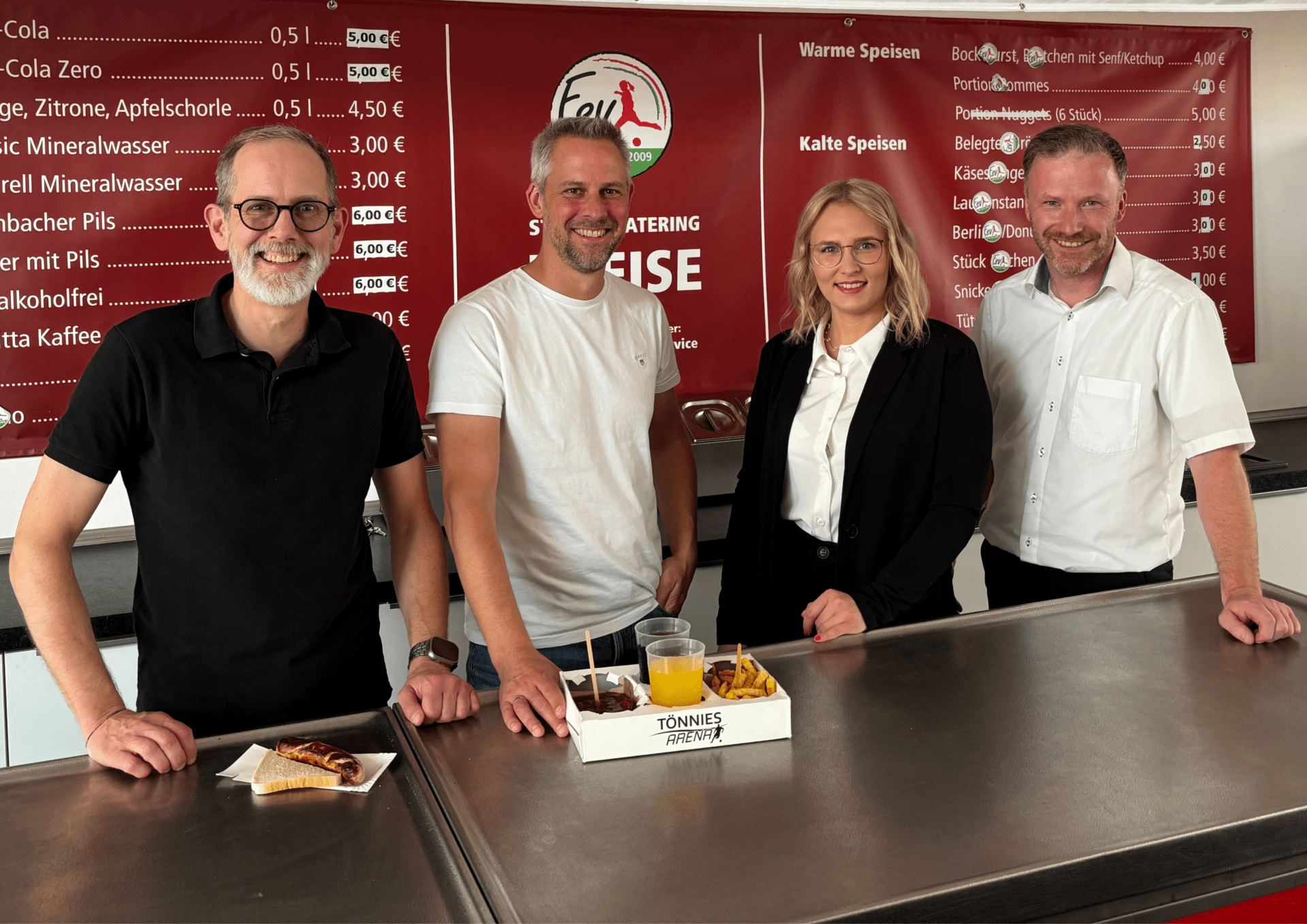 Freuen sich auf die Fortsetzung der erfolgreichen Zusammenarbeit (v. l.): Dirk Strauß (2. Vorsitzender FSV Gütersloh), Christian Zens (1. Vorsitzender FSV Gütersloh), Angelina von Ow (Projektleiterin Event & Catering NOABELLE), Tobias Neumann (Gründer und Inhaber NOABELLE) Foto: FSV Gütersloh