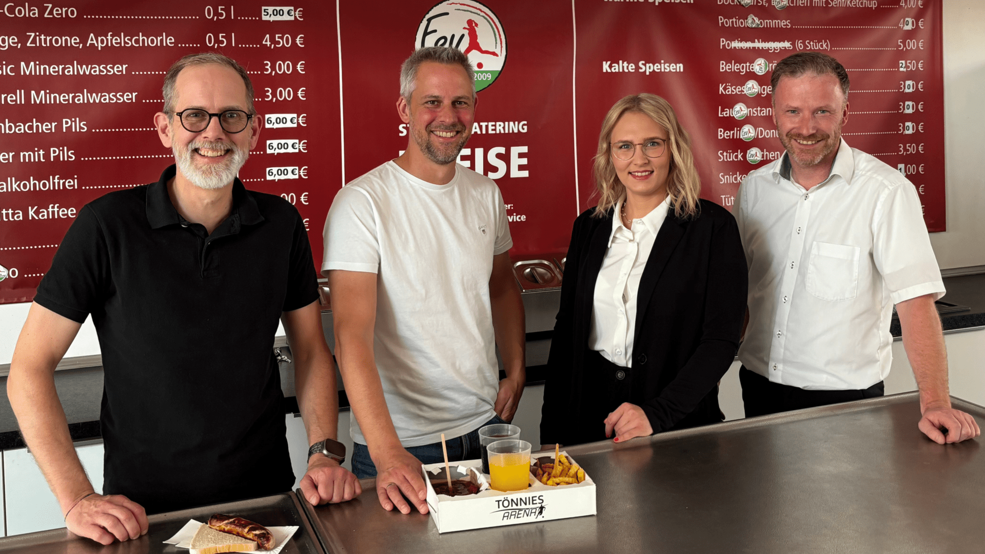 Freuen sich auf die Fortsetzung der erfolgreichen Zusammenarbeit (v. l.): Dirk Strauß (2. Vorsitzender FSV Gütersloh), Christian Zens (1. Vorsitzender FSV Gütersloh), Angelina von Ow (Projektleiterin Event & Catering NOABELLE), Tobias Neumann (Gründer und Inhaber NOABELLE) Foto: FSV Gütersloh 2009