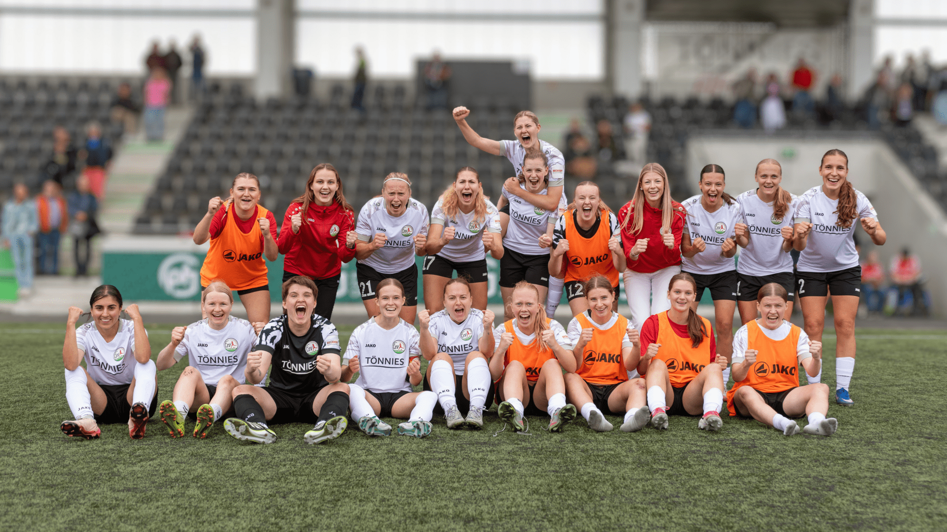 Frauen I feiern 3:2‑Auftaktsieg gegen den VfR Warbeyen - Foto: Boris Kessler