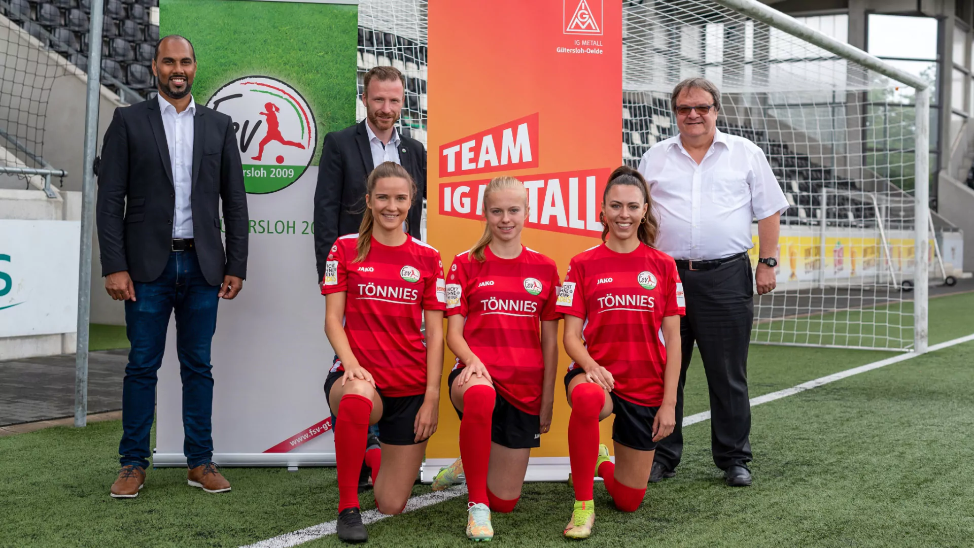 Von links nach rechts: Chris Punnakkattu Daniel (Strategischer Berater, FSV), Tobias Neumann (stellv. Geschäftsführer & Leiter Marketing / Sponsoring, FSV), Thomas Wamsler (1. Bevollmächtigter, IG Metall Gütersloh-Oelde), sowie die Spielerinnen Jacqueline Manteas, Hedda Wahle und Leonie Kreil freuen sich auf die Partnerschaft (Foto: Boris Kessler / FSV Gütersloh 2009)
